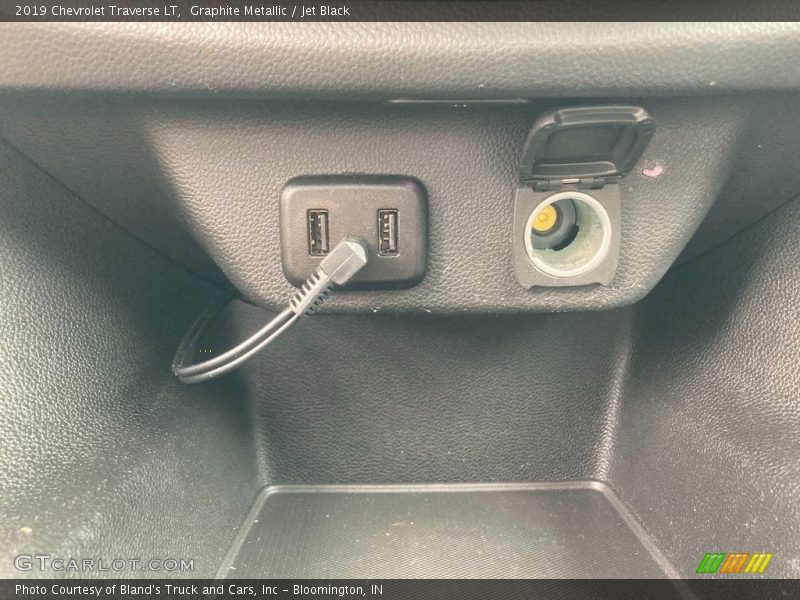 Graphite Metallic / Jet Black 2019 Chevrolet Traverse LT