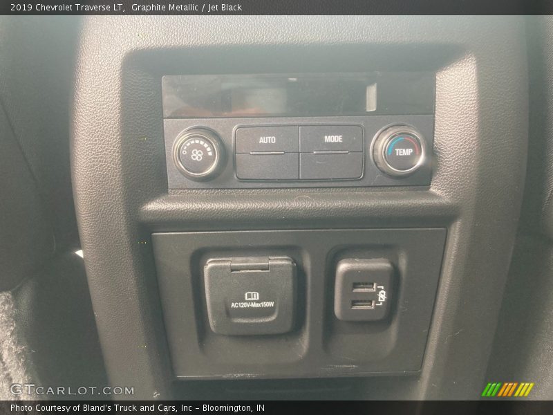 Graphite Metallic / Jet Black 2019 Chevrolet Traverse LT