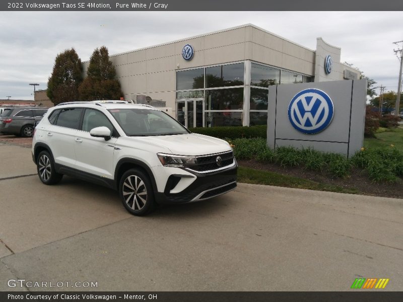 Front 3/4 View of 2022 Taos SE 4Motion