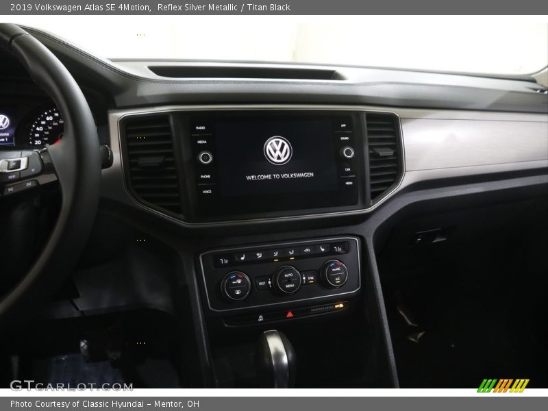 Reflex Silver Metallic / Titan Black 2019 Volkswagen Atlas SE 4Motion