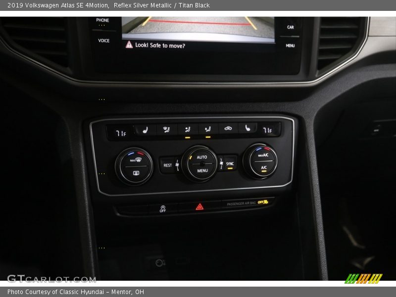 Reflex Silver Metallic / Titan Black 2019 Volkswagen Atlas SE 4Motion