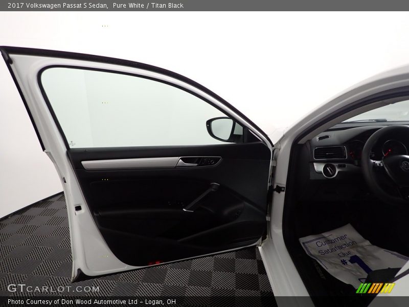 Pure White / Titan Black 2017 Volkswagen Passat S Sedan