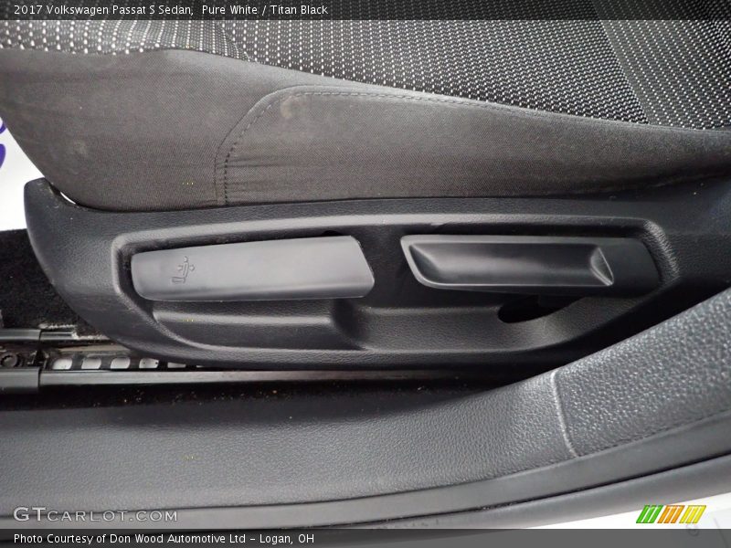 Pure White / Titan Black 2017 Volkswagen Passat S Sedan