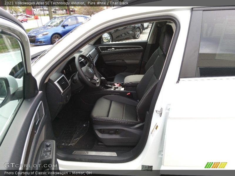 Pure White / Titan Black 2023 Volkswagen Atlas SE Technology 4Motion