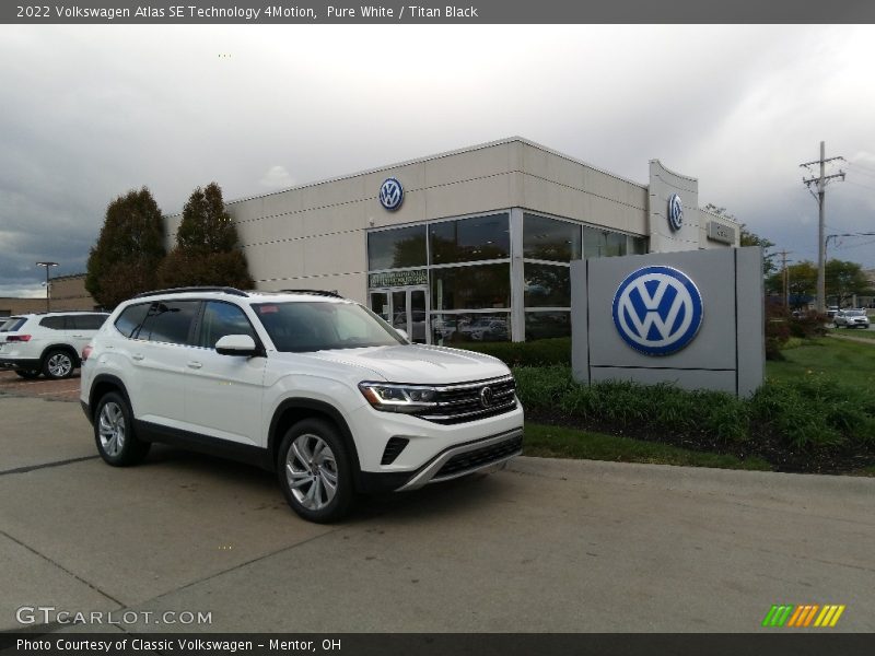 Pure White / Titan Black 2022 Volkswagen Atlas SE Technology 4Motion