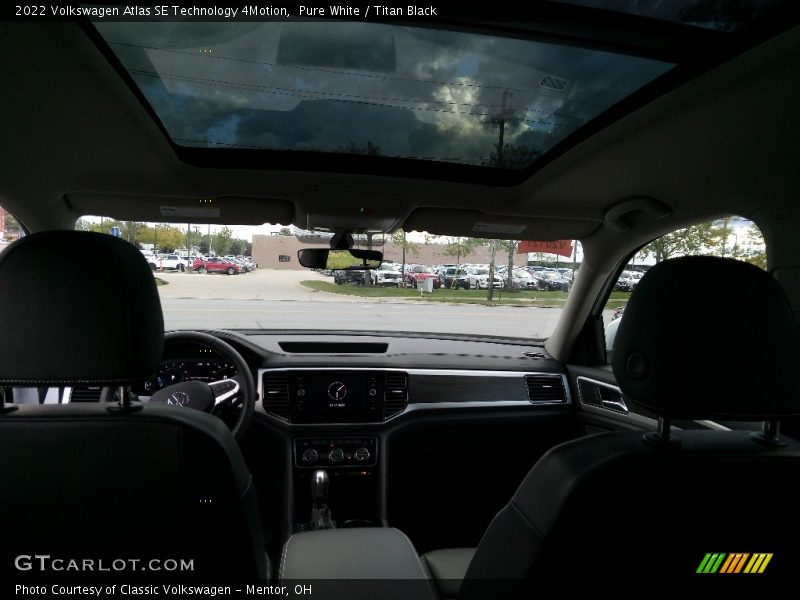 Pure White / Titan Black 2022 Volkswagen Atlas SE Technology 4Motion