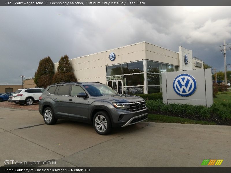 Platinum Gray Metallic / Titan Black 2022 Volkswagen Atlas SE Technology 4Motion