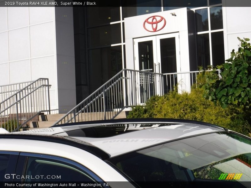 Super White / Black 2019 Toyota RAV4 XLE AWD