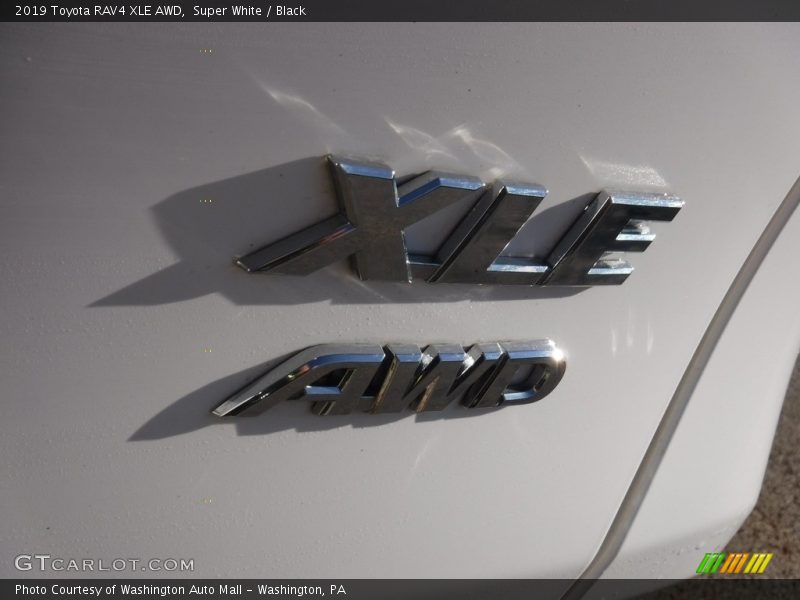 Super White / Black 2019 Toyota RAV4 XLE AWD