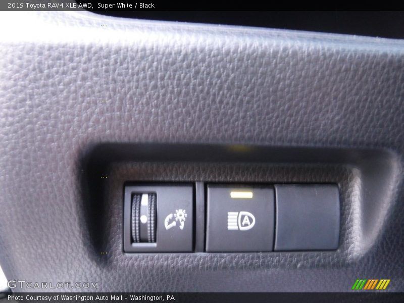 Super White / Black 2019 Toyota RAV4 XLE AWD