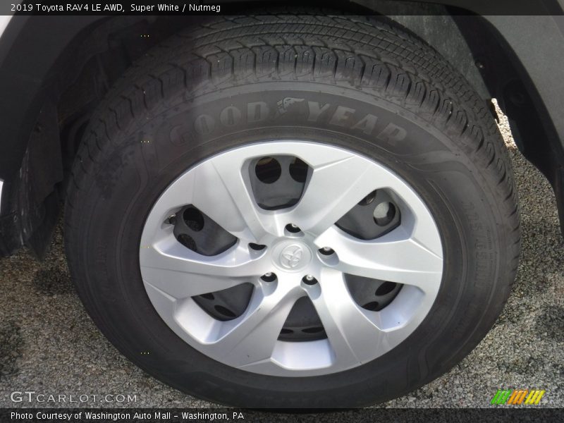 Super White / Nutmeg 2019 Toyota RAV4 LE AWD