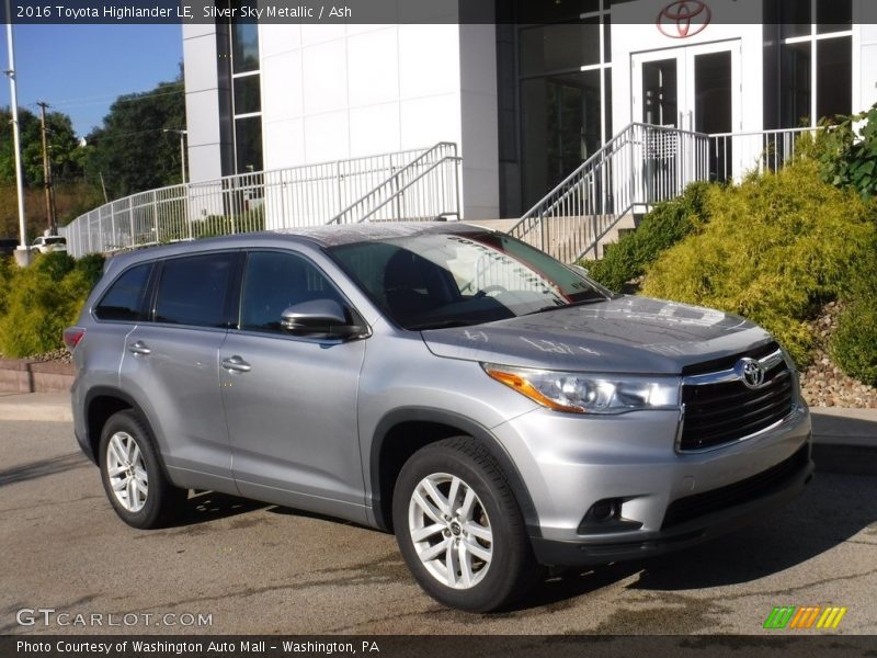 Front 3/4 View of 2016 Highlander LE