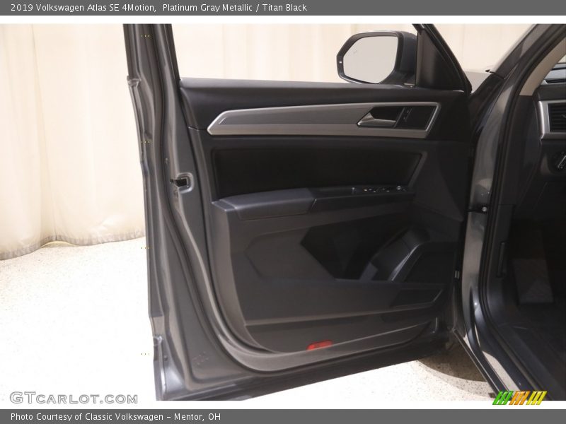 Platinum Gray Metallic / Titan Black 2019 Volkswagen Atlas SE 4Motion