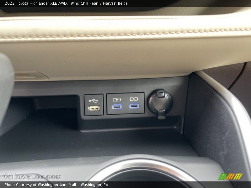 Wind Chill Pearl / Harvest Beige 2022 Toyota Highlander XLE AWD