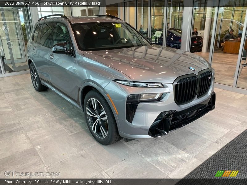 Front 3/4 View of 2023 X7 M60i