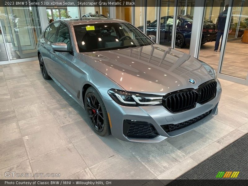 Front 3/4 View of 2023 5 Series 530i xDrive Sedan