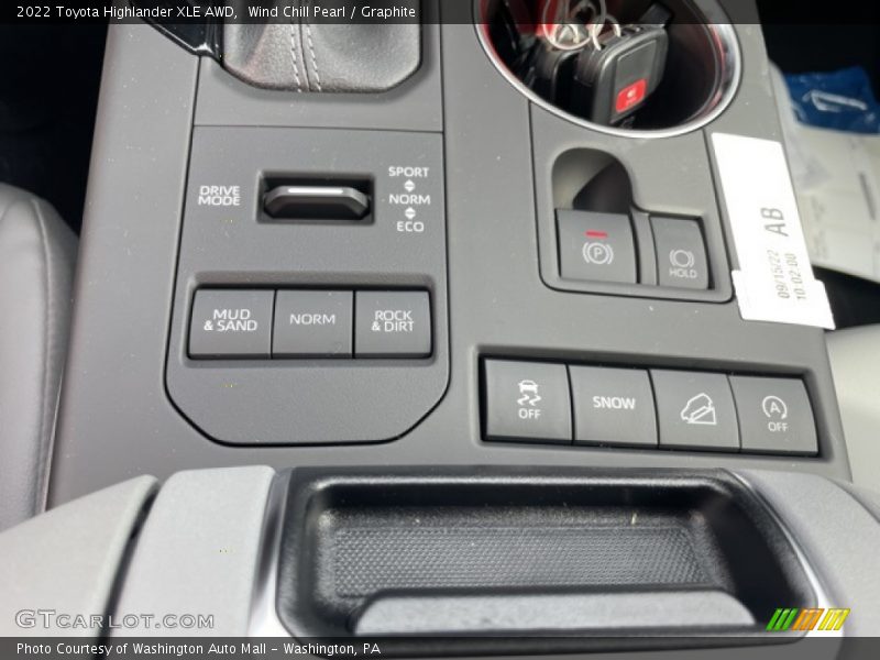 Wind Chill Pearl / Graphite 2022 Toyota Highlander XLE AWD