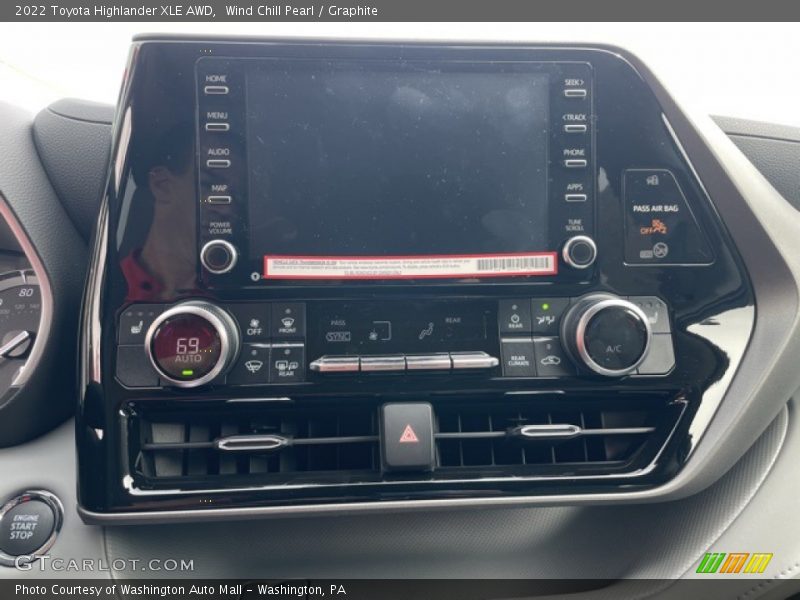 Wind Chill Pearl / Graphite 2022 Toyota Highlander XLE AWD
