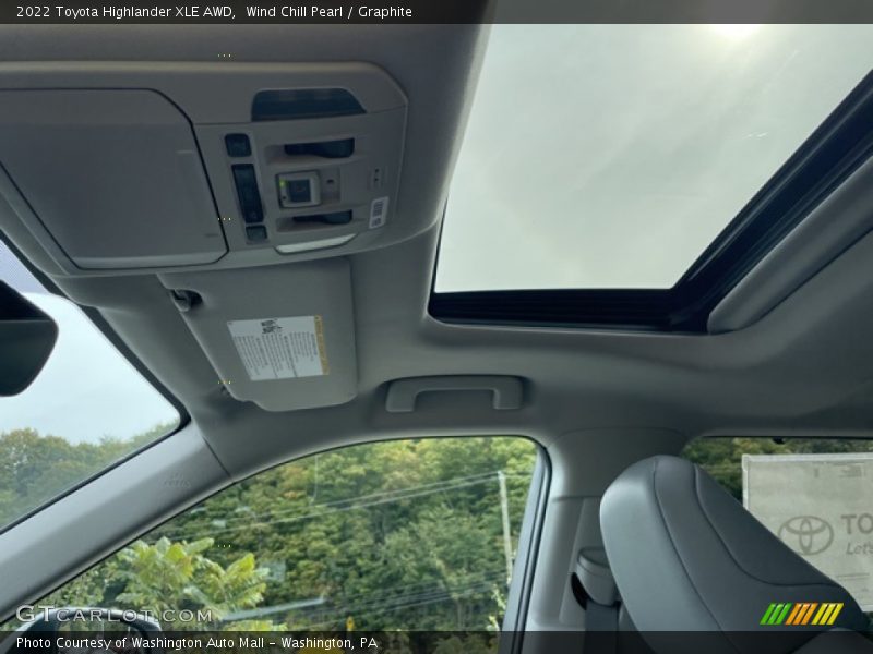 Wind Chill Pearl / Graphite 2022 Toyota Highlander XLE AWD