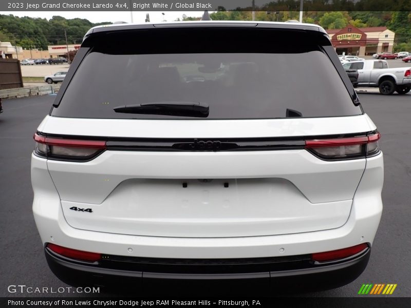 Bright White / Global Black 2023 Jeep Grand Cherokee Laredo 4x4
