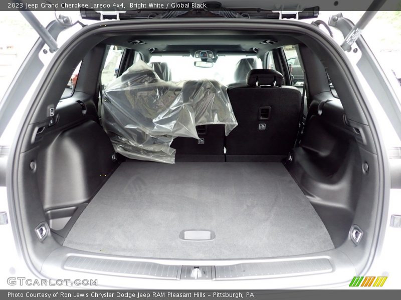 Bright White / Global Black 2023 Jeep Grand Cherokee Laredo 4x4
