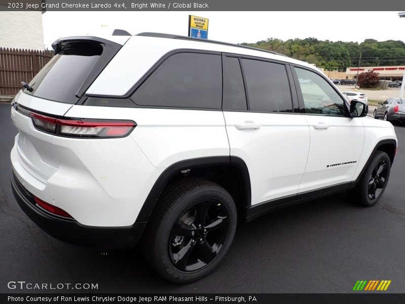 Bright White / Global Black 2023 Jeep Grand Cherokee Laredo 4x4