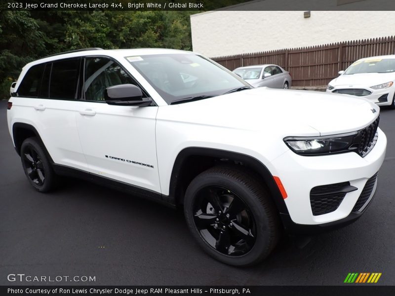 Bright White / Global Black 2023 Jeep Grand Cherokee Laredo 4x4