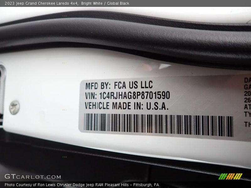 Bright White / Global Black 2023 Jeep Grand Cherokee Laredo 4x4