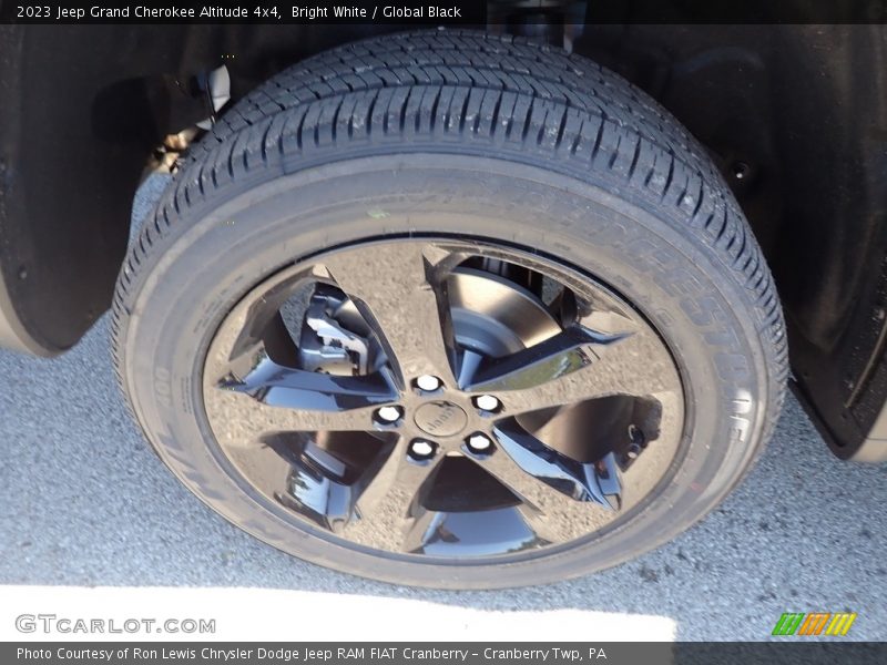 Bright White / Global Black 2023 Jeep Grand Cherokee Altitude 4x4
