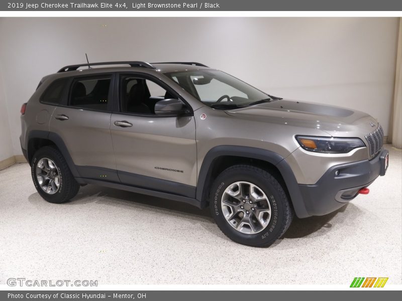 Light Brownstone Pearl / Black 2019 Jeep Cherokee Trailhawk Elite 4x4