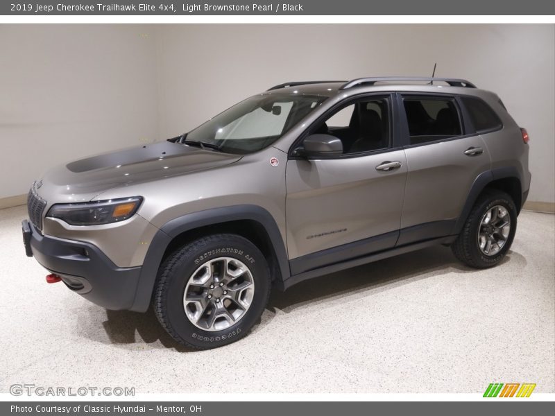 Light Brownstone Pearl / Black 2019 Jeep Cherokee Trailhawk Elite 4x4