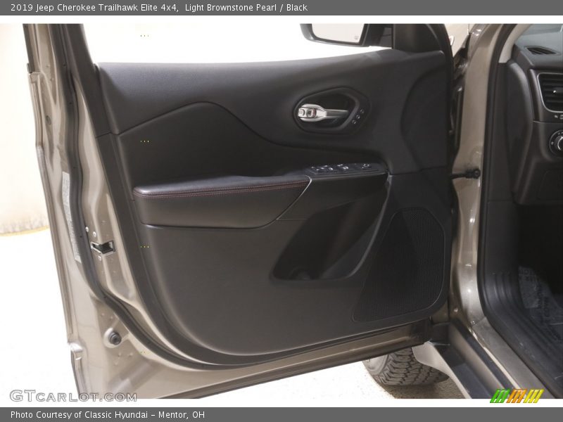 Light Brownstone Pearl / Black 2019 Jeep Cherokee Trailhawk Elite 4x4