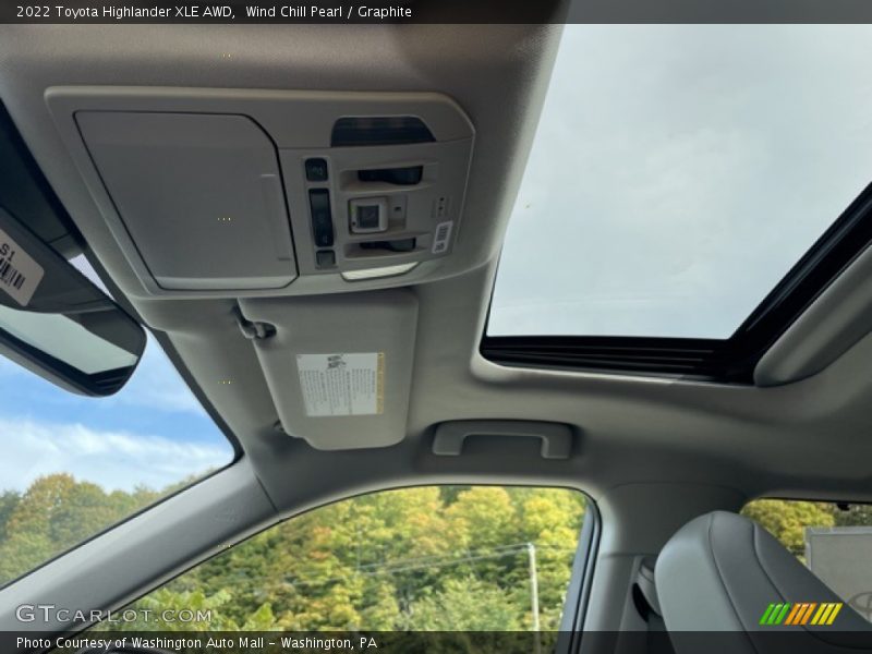 Wind Chill Pearl / Graphite 2022 Toyota Highlander XLE AWD