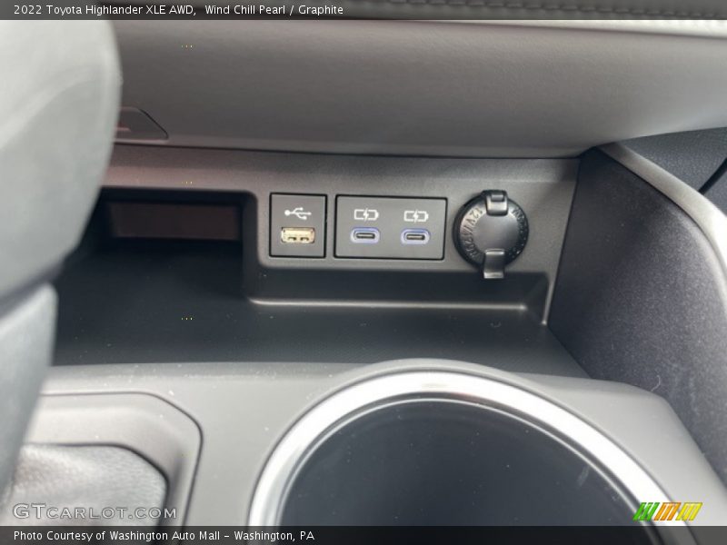 Wind Chill Pearl / Graphite 2022 Toyota Highlander XLE AWD