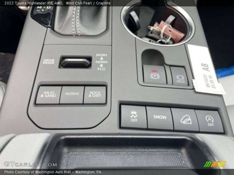 Wind Chill Pearl / Graphite 2022 Toyota Highlander XLE AWD