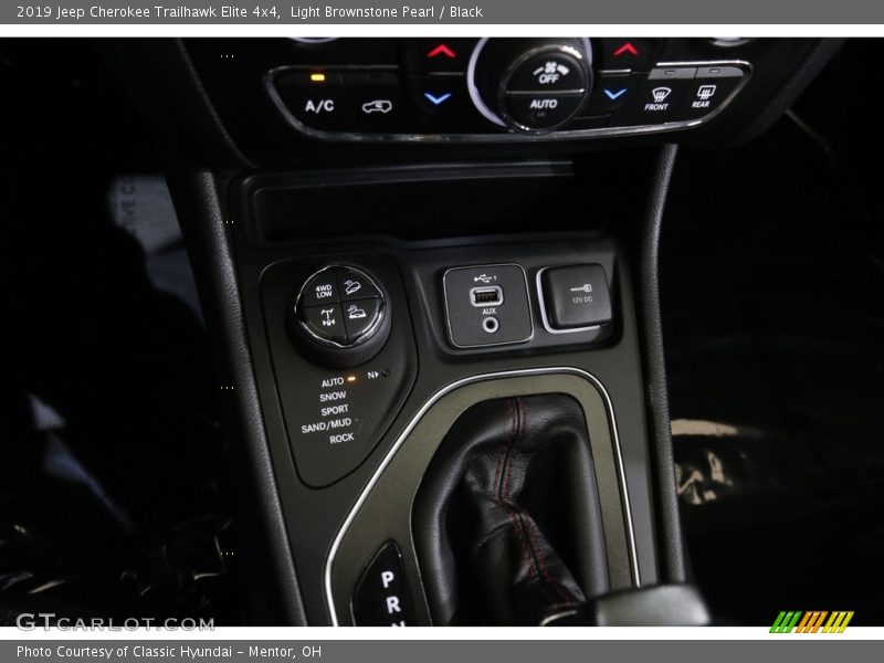 Light Brownstone Pearl / Black 2019 Jeep Cherokee Trailhawk Elite 4x4