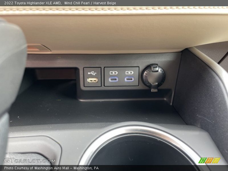Wind Chill Pearl / Harvest Beige 2022 Toyota Highlander XLE AWD