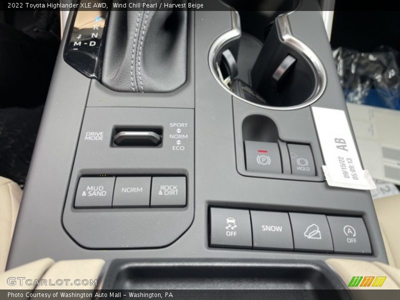 Wind Chill Pearl / Harvest Beige 2022 Toyota Highlander XLE AWD