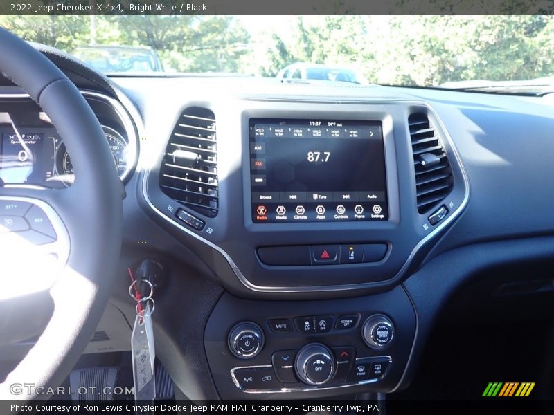 Bright White / Black 2022 Jeep Cherokee X 4x4