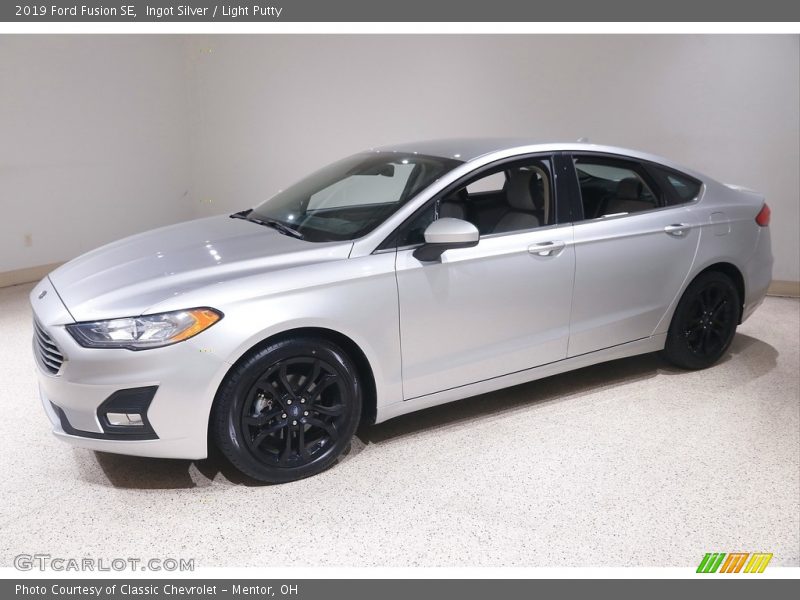Ingot Silver / Light Putty 2019 Ford Fusion SE