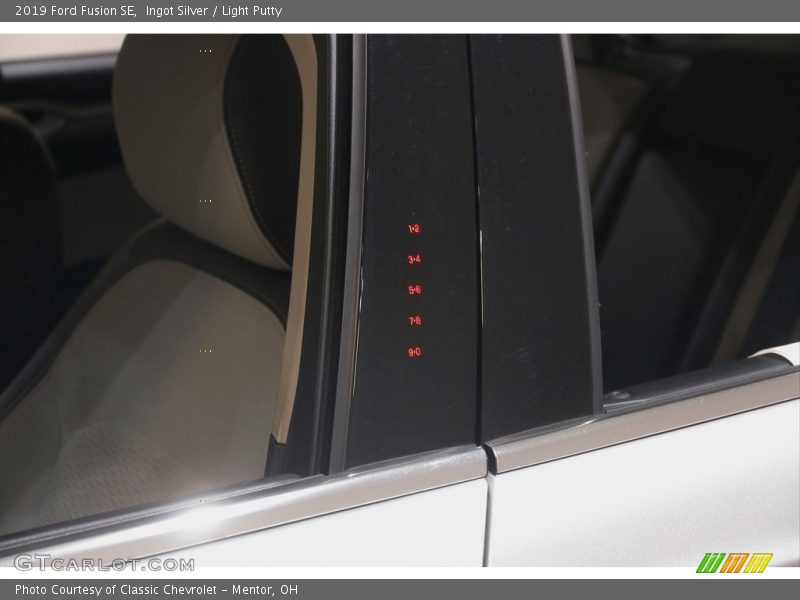 Ingot Silver / Light Putty 2019 Ford Fusion SE