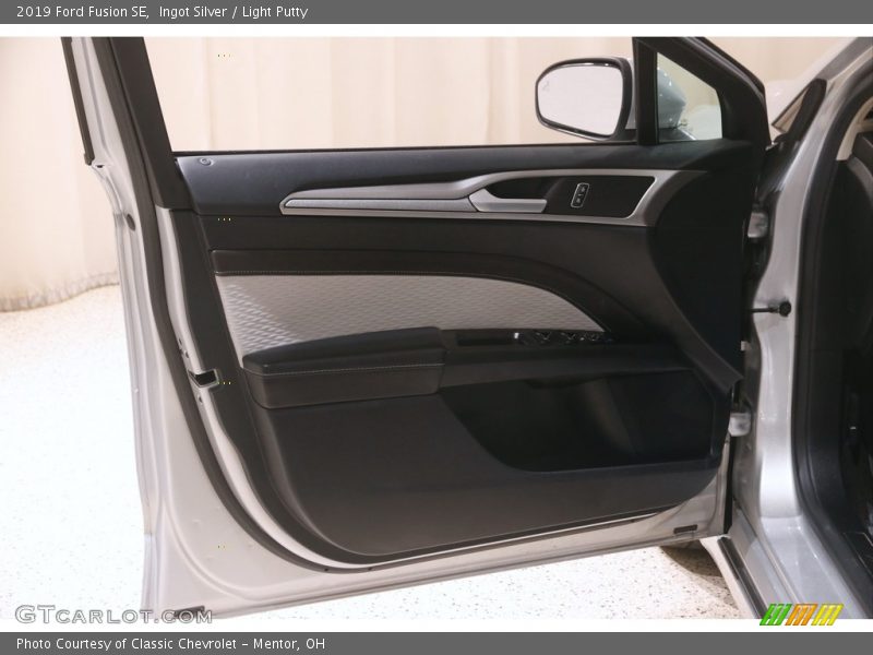 Ingot Silver / Light Putty 2019 Ford Fusion SE