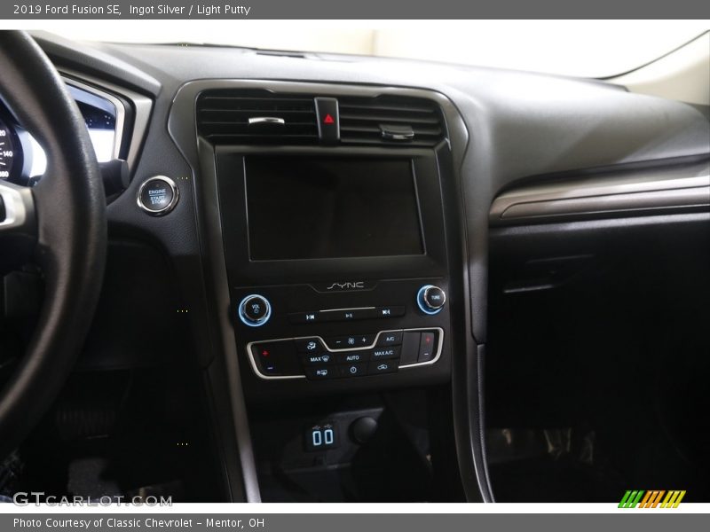 Ingot Silver / Light Putty 2019 Ford Fusion SE