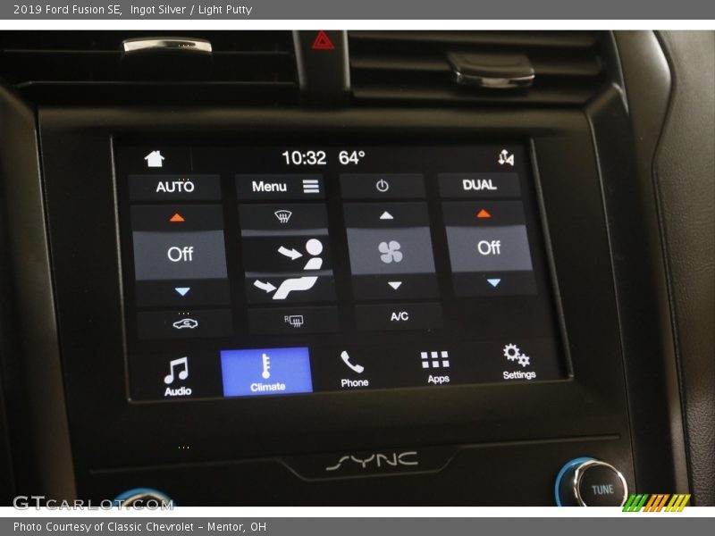 Ingot Silver / Light Putty 2019 Ford Fusion SE