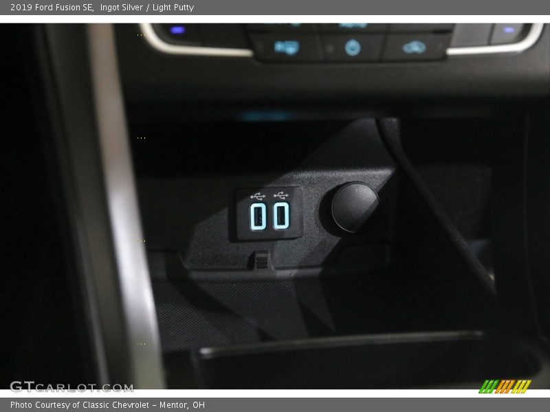 Ingot Silver / Light Putty 2019 Ford Fusion SE