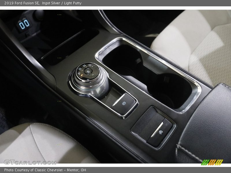 Ingot Silver / Light Putty 2019 Ford Fusion SE