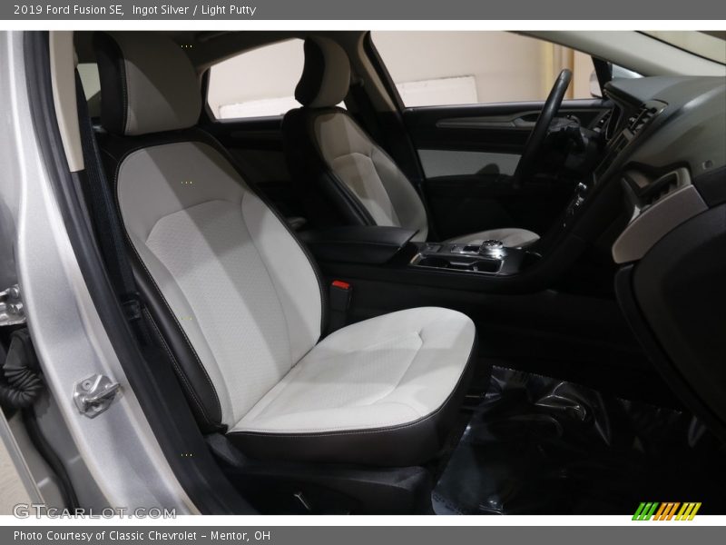 Ingot Silver / Light Putty 2019 Ford Fusion SE