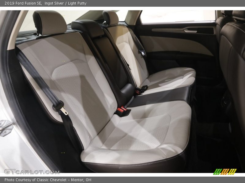 Ingot Silver / Light Putty 2019 Ford Fusion SE
