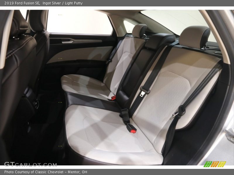 Ingot Silver / Light Putty 2019 Ford Fusion SE
