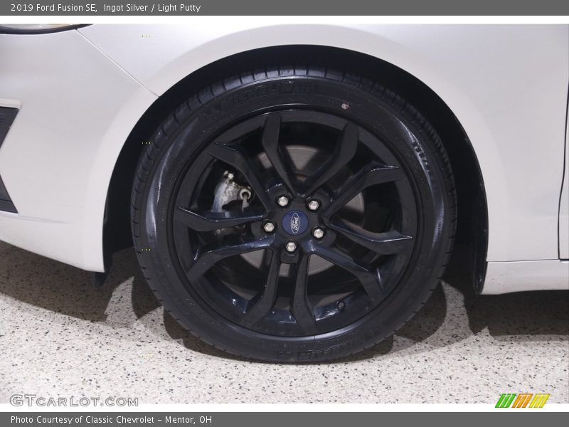 Ingot Silver / Light Putty 2019 Ford Fusion SE